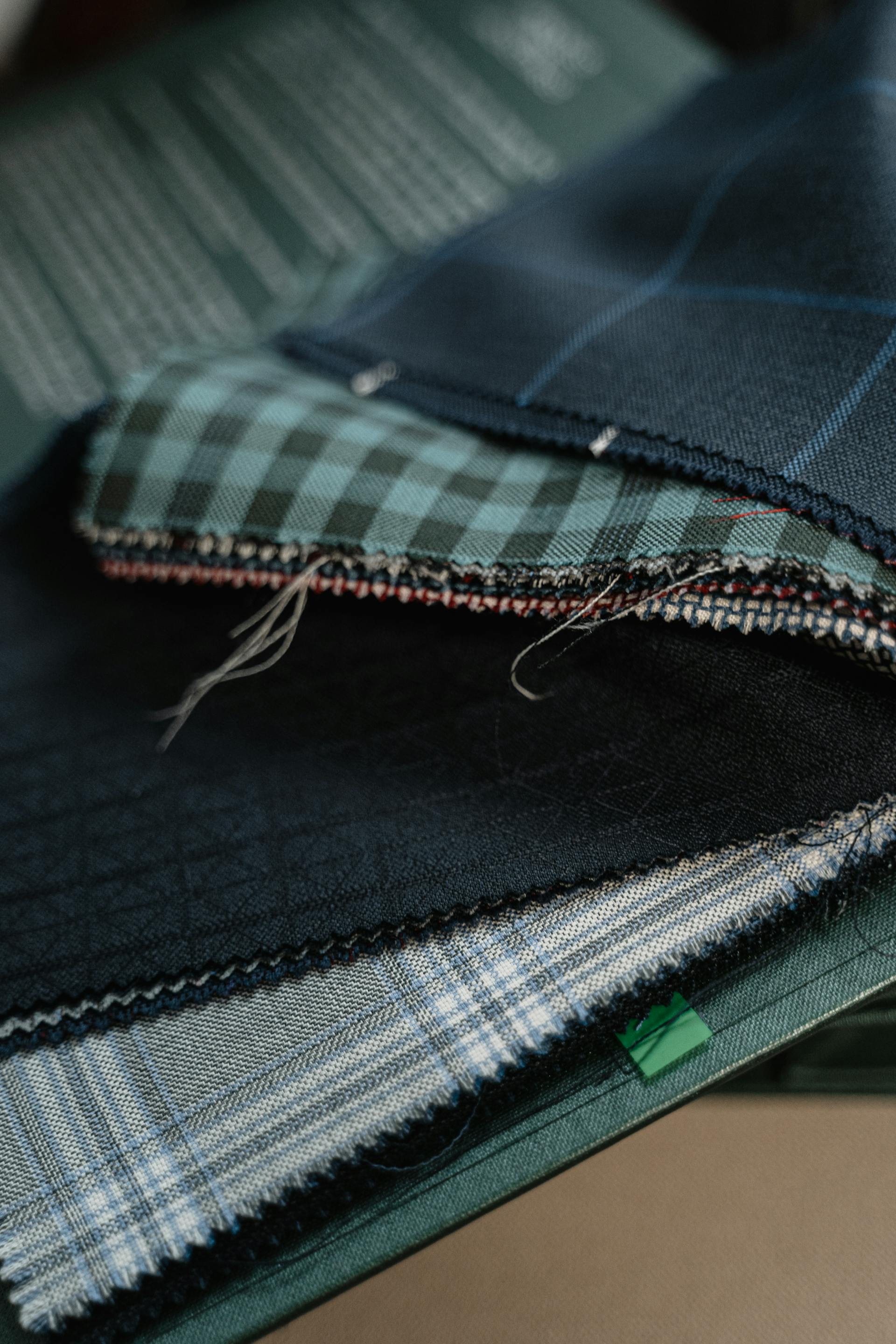 Mains d'un tailleur travaillant une veste
