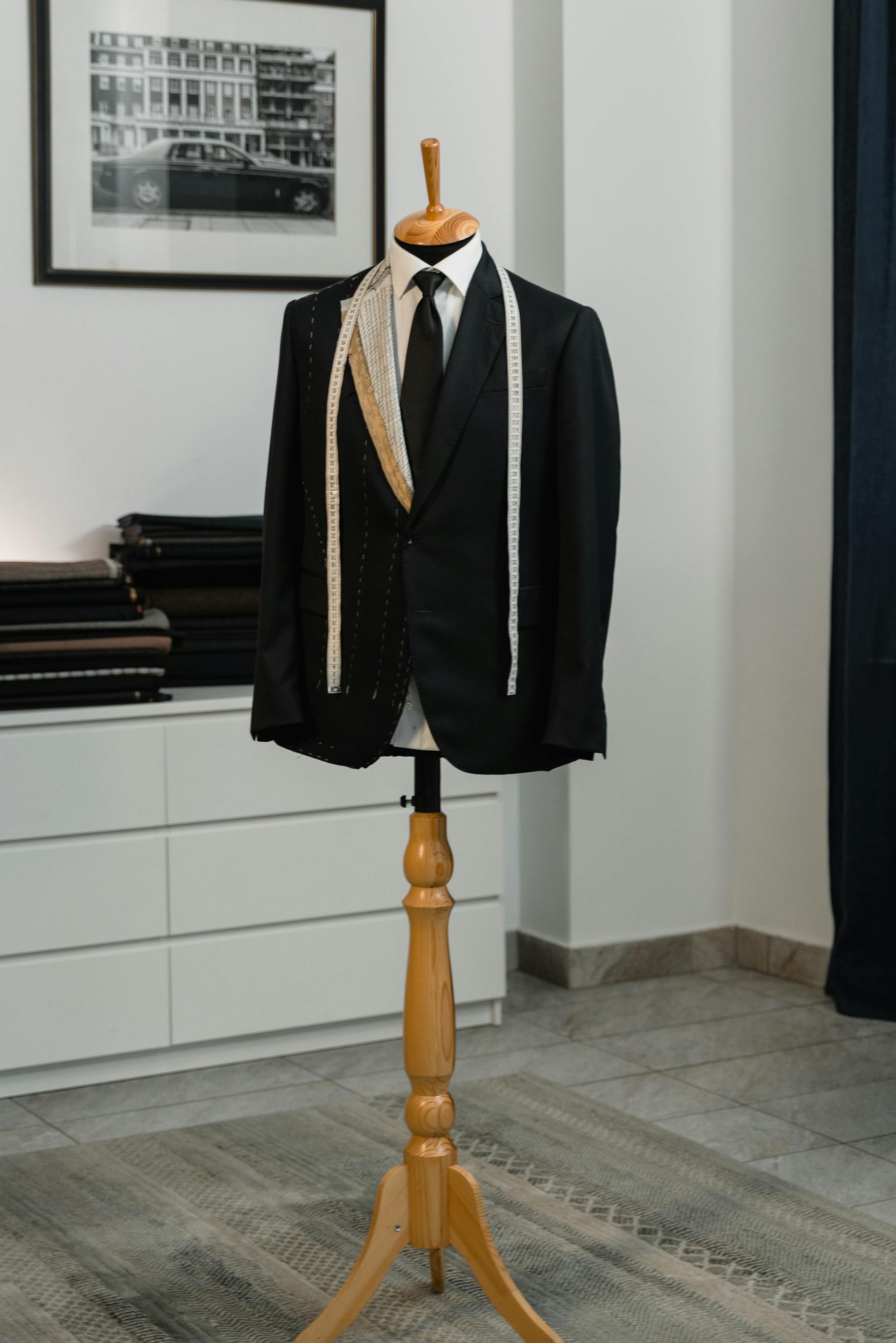 Veste bâtie sur un mannequin de tailleur avec un mètre ruban